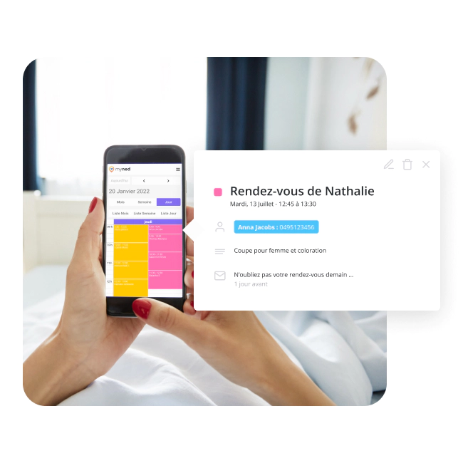 Femme regardant un rendez-vous sur son agenda myned depuis son téléphone dans son lit