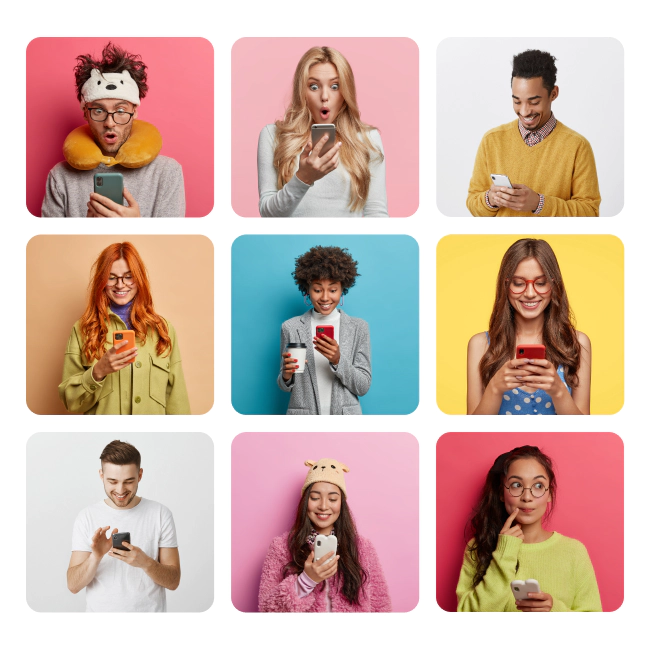 groupe de clients heureux en regardant leur téléphone