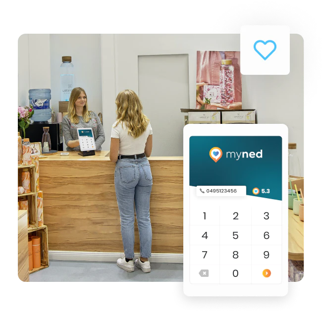 Commerçante derrière le comptoir et cliente de dos utilisant la tablette de fidélité myned